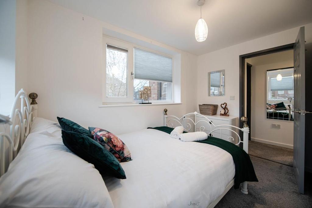 Air Host And Stay - Apartment 5 Broadhurst Court Sleeps 6 Minutes From Town Centre Stockport Exterior photo