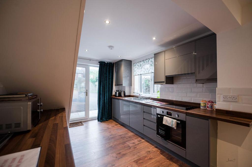 Air Host And Stay - Apartment 5 Broadhurst Court Sleeps 6 Minutes From Town Centre Stockport Exterior photo