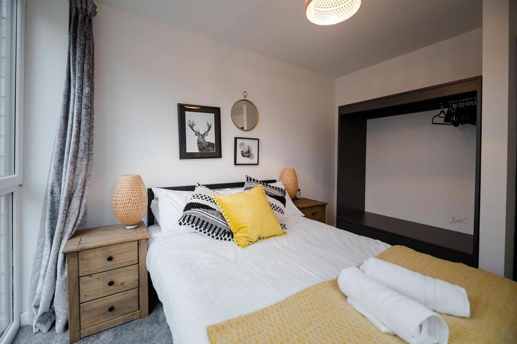 Air Host And Stay - Apartment 5 Broadhurst Court Sleeps 6 Minutes From Town Centre Stockport Exterior photo