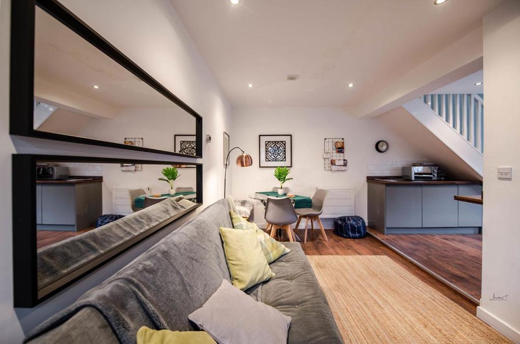 Air Host And Stay - Apartment 5 Broadhurst Court Sleeps 6 Minutes From Town Centre Stockport Exterior photo