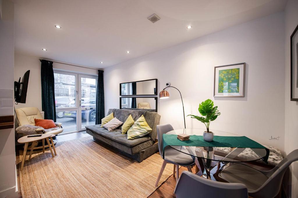 Air Host And Stay - Apartment 5 Broadhurst Court Sleeps 6 Minutes From Town Centre Stockport Exterior photo