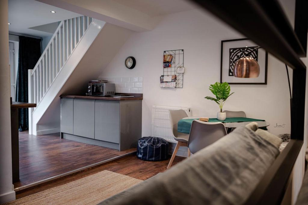 Air Host And Stay - Apartment 5 Broadhurst Court Sleeps 6 Minutes From Town Centre Stockport Exterior photo