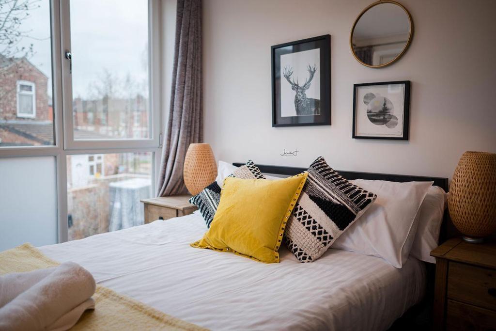 Air Host And Stay - Apartment 5 Broadhurst Court Sleeps 6 Minutes From Town Centre Stockport Exterior photo