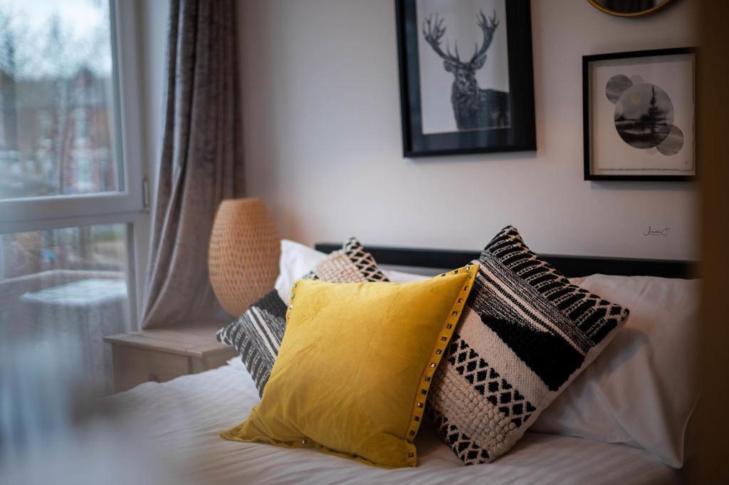 Air Host And Stay - Apartment 5 Broadhurst Court Sleeps 6 Minutes From Town Centre Stockport Exterior photo