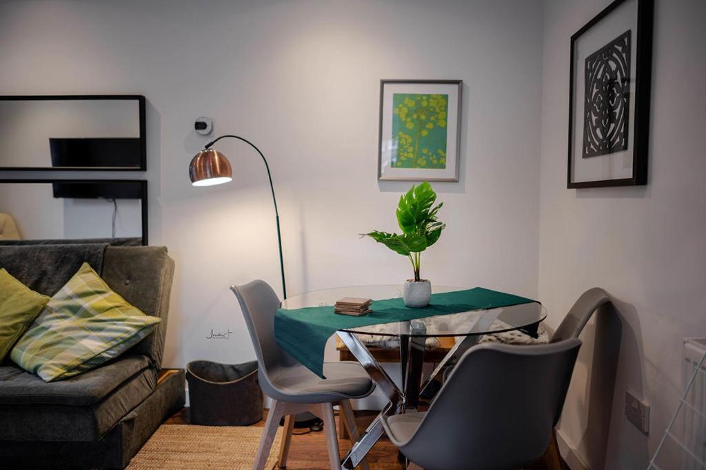 Air Host And Stay - Apartment 5 Broadhurst Court Sleeps 6 Minutes From Town Centre Stockport Exterior photo